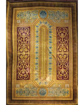 610-Importante alfombra palaciega en lana de nudo español con cuerpo central de galería y columnares laterales en azul. decoración vegetal y de roleos en 