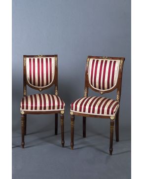 352-Pareja de sillas Imperio s. XIX en madera tallada con patas acanaladas en estípite y aplicaciones de bronce dorado en forma de guinaldas en el respald