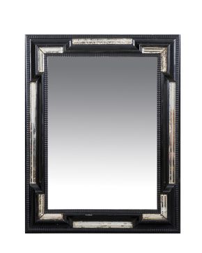 762-Antiguo espejo con marco holandés en madera ebonizada y cristal tallado y biselado.