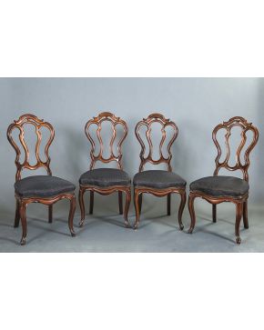 400-Juego de cuatro sillas portuguesas en madera de caoba. s. XIX. Original respaldo curvo. Tapicería en negro.