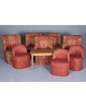 956-Juego formado por mesa rectangular en madera tallada y dos juegos de tres banquetas y cinco silloncitos tapizados en tela color rosa con detalles en d