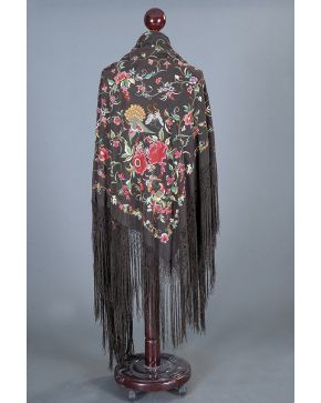 1001-Mantón de Manila en seda color marrón con bordados de flores de colores y pavos reales.