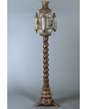 674-Farol antiguo cordobés. En laton decorado y cristal pintado con barcos y floreros. Sobre columna salomónica en madera tallada.