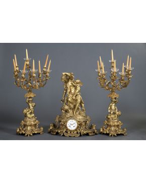 416-Gran reloj con guarnición de candelabros Napoleón III. tercer cuarto s. XIX. en bronce dorado y cincelado. Esfera con números romanos y firmada Charpe