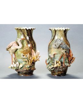 398-Pareja de jarrones chinos en cerámica esmaltada. c.1900.  con cigüeñas en alto relieve y boca lobulada. Faltas.