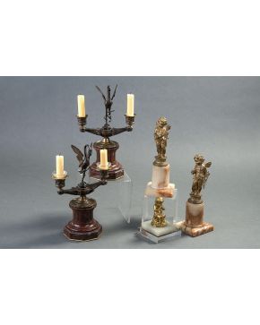 357-Pareja de candelabros de dos luces en bronce pavonado. S. XIX. con figura central de cigüeña sobre tortuga en bulto redondo. Base octogonal de mármol 