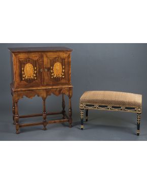 910-Mueble bar en madera tallada dispuesto sobre estructura de seis patas unidas por chambrana. Cuerpo superior con doble puerta decorada con marquetería 