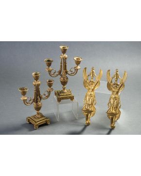 603-Pareja de candelabros franceses de tres luces en bronce dorado con brazos sogueados y nudo de jarrón. S. XIX.