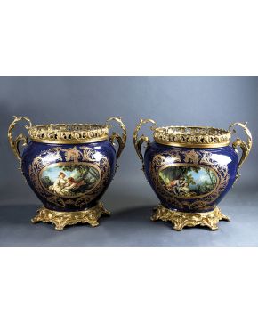 562-Gran pareja de decorativas jardineras francesas. Siguiendo modelos tipo Sevres. c.1900. Esmaltadas en azul cobalto. decoradas con motivos vegetales do