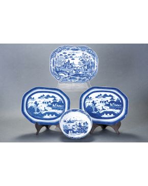 576-Lote formado por pareja de bandejas ochavadas y un cuenco en porcelana estampada en azul y bandeja en loza. Decoración geométrica en alero y paisaje c