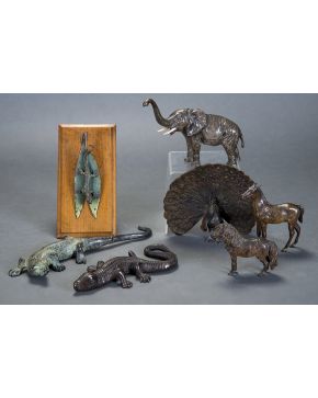 382-Lote de tres miniaturas en bronce pintado al frío vienés. ss.XIX-XX. formado por dos lagartos y una salamandra sobre dos hojas dispuesta en un tablero