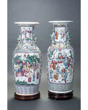 847-Pareja de jarrones en porcelana china esmaltada con decoración de flores y pájaros y escenas con personajes en reserva. C. 1900. Sobre peanas en mader