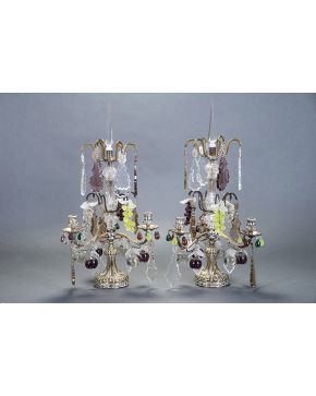 339-Pareja de girandoles de tres luces en metal con aplicaciones de pandelocas en cristal tallado. racimos de uvas. frutos y  lagrimas en cristales de col