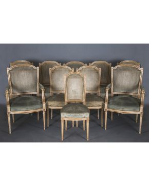 469-Sillería estilo Luis XVI en madera pintada con tapicería en terciopelo verde. tachueladas.  Formada por 8 sillas y 2 butacas. Con desperfectos. 