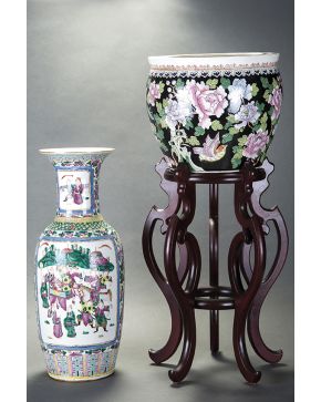 961-Jarrón chino en porcelana esmaltada con decoración de flores y personajes en reserva. C. 1900.