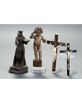 759-Lote formado por dos Cristos tallados sobre cruz de madera. una de ella con aplicaciones de nácar. S. XIX. Faltas. 