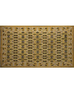 889-Gran alfombra tipo Cuenca en lana de nudo español. firmada RFT y fechada 1927. Decoración vegetal sobre campo amarillo.