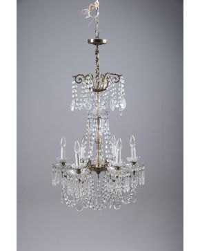 916-Lámpara de techo de seis luces con decoración de cadenetas de cuentas y prismas colgantes en cristal.
