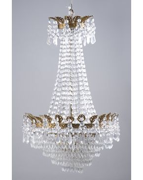 819-Lámpara de techo estilo Imperio en bronce y cristal tallado con hileras de cuentas. prismas colgantes y pandelocas.
