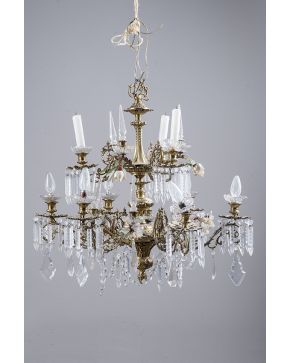 802-Lámpara de techo de 9 luces en bronce dorado y cristal tallado decorada con pandelocas. prismas. gotas. pináculos y flores aplicadas. 