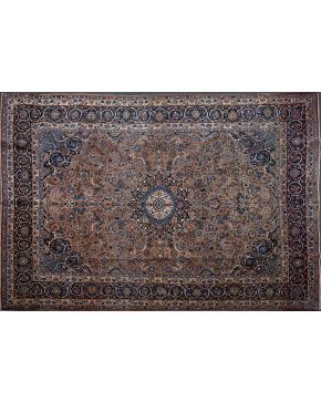 695-Antigua alfombra persa MESHAD. en lana anudada a mano. Amplio medallón central. motivos vegetales y decoración curvilínea con diseños florales. a modo