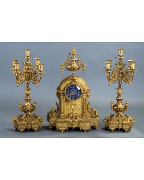 554-Reloj de sobremesa Napoleón III. tercer cuarto s. XIX. en bronce dorado. con guarnición de candelabros de 5 luces.