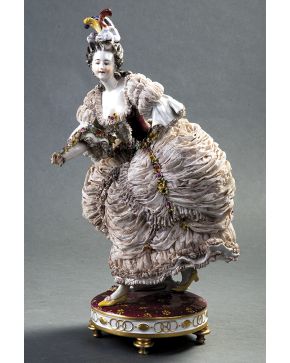 582-Dama en porcelana policromada centroeuropea. pp. s. XX. con gran vestido decorado con flores y encaje. Pequeñas faltas en vestido.