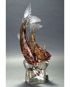 954-Figura de peces en cristal de Murano. 1978. Con base en cristal trasparente y cuerpos de los peces en rojo anaranjado.