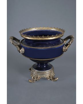 900-Elegante jardinera tipo Sévres en porcelana esmaltada blue du roi. Francia. S. XIX. 