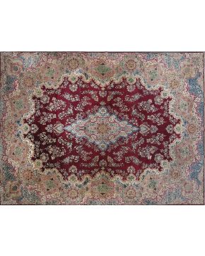 504-Gran alfombra persa en lana sobre campo granate. C. 1900. 