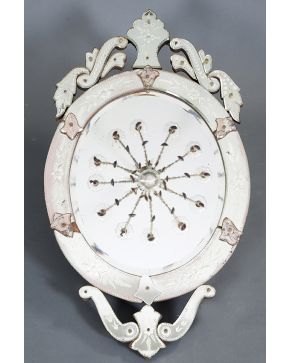 944-Espejo oval con marco veneciano en cristal tallado con decoración grabada al ácido. S .XIX.