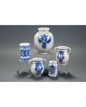 702-Lote de 5 cerámicas de Talavera. diversas épocas. En blanco con decoración en azul de motivos heráldicos y vegetales. Una de ellas con firma Ruiz de L