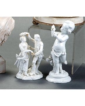 772-Lote de dos piezas en porcelana blanca. s. XIX. grupo de dama y caballero en porcelana de Sajonia (con faltas y restauraciones) y figura de Baco niño.