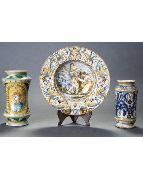 685-Albarelo. Italia s. XVII. cerámica policromada. Decorada con motivos geométricos en azul y amarillo.