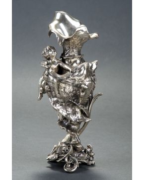 300-Original jarrón Art Nouveau en plata de Ley 925 en forma de caracola con elementos vegetales y marinos con figura de niño en bulto redondo. Con marcas