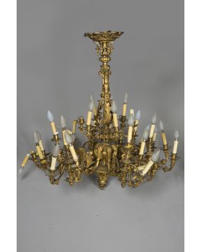 801-Gran lámpara de techo en bronce dorado. S. XIX. con brazos y vástago relevados a modos de elementos vegetales.