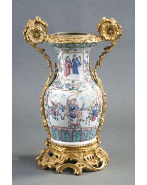 529-Elegante jarrón en porcelana china de Cantón. para exportacion c.1800. con montura francesa en bronce dorado de palmetas y flores entrelazadas.