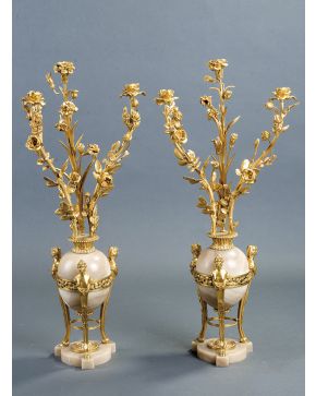 639-Pareja de candelabros franceses. c. 1850. fuste oval realizado en marmol beige con ninfas en bronce dorado. Los brazos forman un bello ramo de rosas.