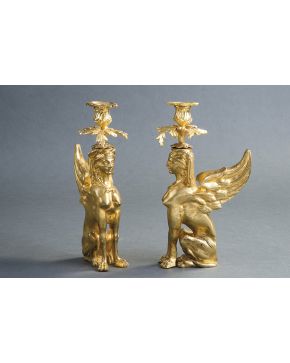 559-Pareja de candeleros Imperio. s. XIX. decorados con esfinges egipcias aladas en bronce dorado.