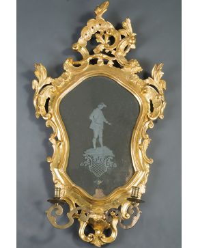 846-Cornucopia en madera tallada y dorada. s. XVIII. en cristal de La Granja. con figura de caballero en el espejo. y dos portavelas.