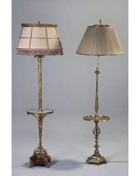 979-Lámpara de pie en madera tallada y bronce dorado con mesita de mármol. Patas de garra. 