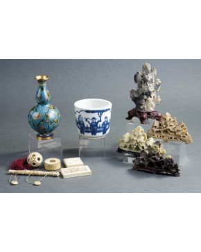 788-Lote formado por cuatro relieves en bulto redondo en piedra de jabón representando elementos vegetales y frutos. China s. XX