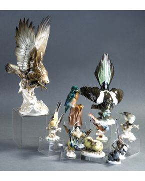 998-Variado lote formado por diez figuritas de aves en porcelana centroeropea.