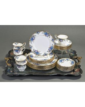 581-Vajilla en porcelana esmaltada inglesa con marcas Royal Albert. de la serie Moonlight Rose formado por:  6 platos llanos. 6 platos de postre. 6 plat