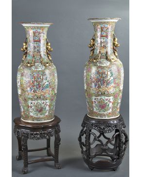 589-Pareja de grandes jarrones en porcelana esmaltada. Familia Rosa. Dinastía Qing. China. S.XIX. 