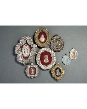 318-Lote formado por dos relicarios: uno en plata. s. XVIII. con la Vírgen de la Soledad pintada bajo cristal y el otro en metal. s. XIX. con representaci