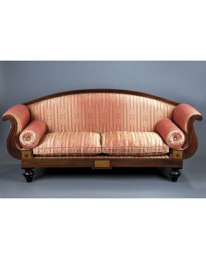 335-Tresillo compuesto por sofá tipo góndola y dos sillones con tapicería en seda granate. 