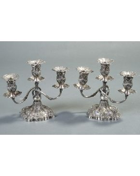 521-Pareja de candelabros de tres luces en plata inglesa punzonada. con marcas de Richard Hodd & Son. C. 1862. Decoración vegetal relevada. de flores y es