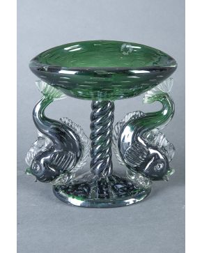 853-Dulcera en cristal soplado de Murano en tonos verdes con vástago en forma de columna salomónica flanqueada por peces. 