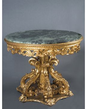 858-Importante mesa centro Italiana. S. XVIII. en madera tallada y dorada con tapa en mármol verde veteado.